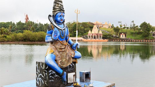 פסל של האל שיווה על שפת אגם גרנד באסין. צילום: שאטרסטוק