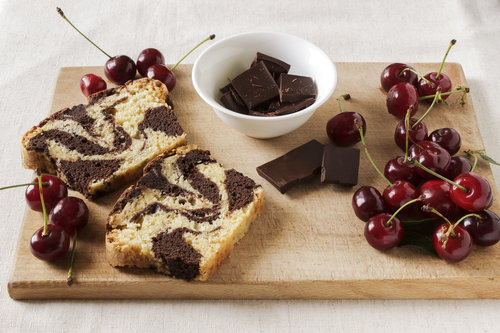 עוגה בחושה עם שוקולד ודובדבנים | צילום: Shutterstock