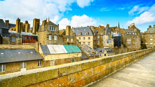 חומות העיר ובתיה של סן מאלו. צילום: שאטרסטוק