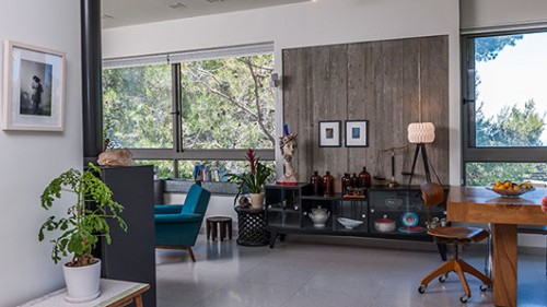 צורך בתמיכה במבנה הוביל להקמת קיר בטו חשוף שהמעצבת בחרה להותיא כפי שהוא. צילום: אסף הבר