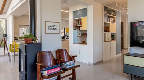 עמוד תומך נוצל ליצירת רהיט המגדיר את האזורים ומשמש לאחסון. צילום: אסף הבר