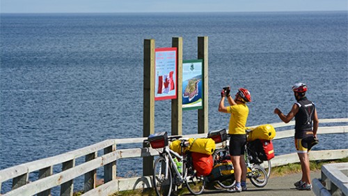 רוכבי אופניים במסלול רכיבה בקייפ ספיר. צילום: איציק מרום