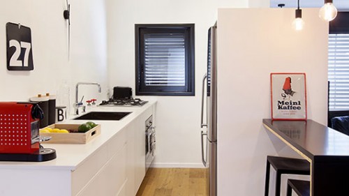 כדי להשיג תחושה אוורירית בחלל ויתרו על ארונות עליונים בחזית המטבח. צילום: בועז לביא