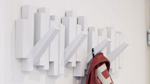 מתלה מעילים בעיצוב אסף ויינרום. צילום: בועז לביא