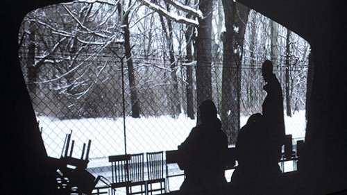 שרון פז, "הזכות לעזוב", 2013, מיצב וידיאו, 4:00 דקות, הקרנה מחזורית