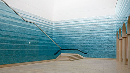 Teresita Fernández, 2009,  "Stacked Waters" , יציקות אקריליק, מוזיאון בלנטון לאמנות, אוסטין, טקסס באדיבות האמנית וגלריה Lehmann Maupin, ניו יורק והונג קונג. צילום: Rick Hall