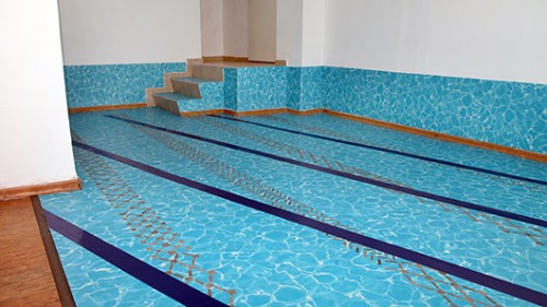 גלי גרינשפן, "בריכת שחייה", 2014,  PVC מטופל, 3.30X 6.5X 0.5 מטר  באדיבות חנינא, מקום לאמנות עכשווית, תל אביב צילום: אוסקר אבוש