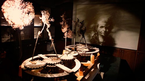 איתמר מנדס־פלור "מכונה מס. 1", 2011, פסל קינטי עשוי עץ, חוטי ברזל ואור. צילום: תומר אפלבאום