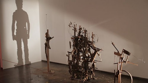 Tim Noble & Sue Webster "איש צעיר", 2012, שאריות עץ והקרנת אור  באדיבות גלריה BLAIN | SOUTHERN, לונדון ומוזיאון ישראל, ירושלים, צילום: ברק אהרון