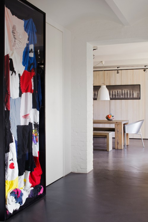 דלת המחסן, הנמצאת בקרבת פינת האוכל המודרנית, כוסתה בעבודת טלאים של פריטי לבוש צבעוניים ויומיומיים. צילום: פינת האוכל. צילום: Noshe, Berlin