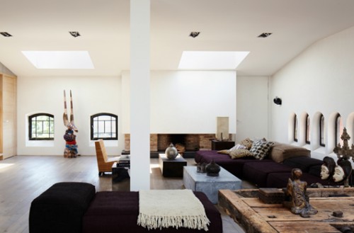 שלושה מקורות של אור טבעי תורמים להרמוניה בחלל הגדוש. צילום: Noshe, Berlin שלושה מקורות של אור טבעי תורמים להרמוניה בחלל הגדוש. צילום: Noshe, Berlin