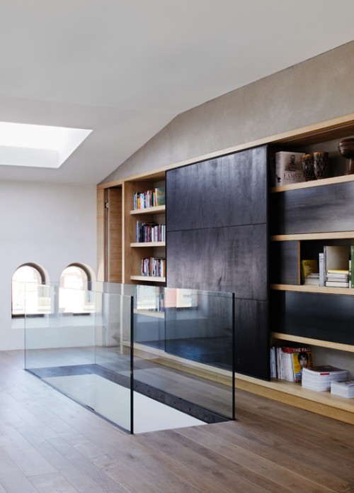 פתח מזכוכית מעביר אור מהתקרה אל הקומות התחתונות. צילום: Noshe, Berlin פתח מזכוכית מעביר אור מהתקרה אל הקומות התחתונות. צילום: Noshe, Berlin