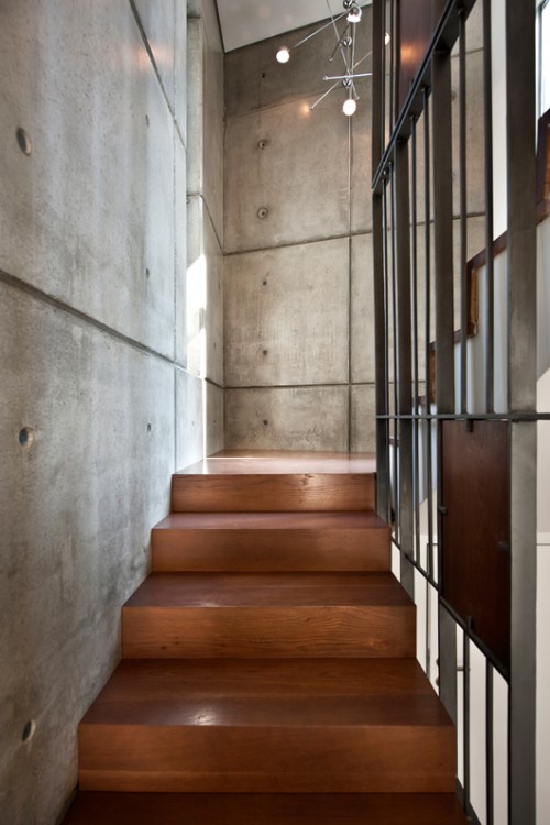 בטון חשוף, עץ וברזל – חומרי הבנייה העיקריים בבית בעמק יזרעאל – מופיעים בצורתם הטבעית ומשתלבים באופי הבנייה האותנטי הנפוץ באזור. צילום: עודד סמדר