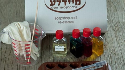 ערכת יצירה לסדנה ביתית-מיידלע-סבונים מעוצבים. צילום: דנה ישראלי ערכת יצירה לסדנה ביתית-מיידלע-סבונים מעוצבים. צילום: דנה ישראלי