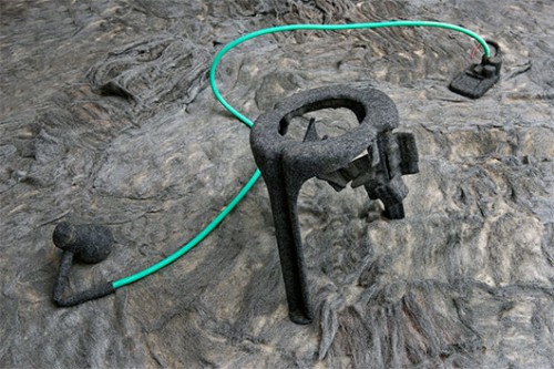 תערוכת יחיד לאמנית סיגל פרימור חפצים משובשים פרושים על פני מרחב התערוכה. תערוכת יחיד לאמנית סיגל פרימור חפצים משובשים פרושים על פני מרחב התערוכה.