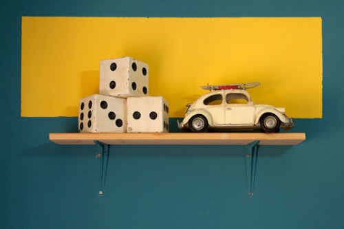 החדר של שלומי. עיצוב: שירי שורר, ורדה נוריאל וליטל ביטנר. צילום: הגר דופלט. צו 8 למצעבות, מושב פורת, קוביות, מכונית, חיפושית, צבצוע