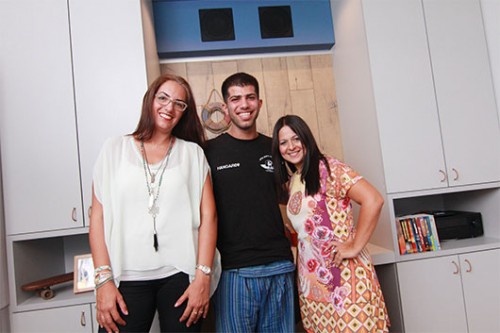 הלוחם אלעד ברזילי עם המעצבות שרון דוד וליאת הראל. צילום רפאל בן משה הלוחם אלעד ברזילי עם המעצבות שרון דוד וליאת הראל. צילום רפאל בן משה