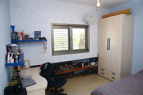 החדר של אלעד ברזילי לפני. צילום רפאל בן משה החדר של אלעד ברזילי לפני. צילום רפאל בן משה