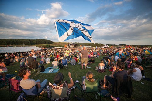 משתתפים בפסטיבל וויקרמן (Wickerman Festival) מניפים את דגל סקוטלנד. צילום: אימג' בנק משתתפים בפסטיבל וויקרמן (Wickerman Festival) מניפים את דגל סקוטלנד. צילום: אימג' בנק