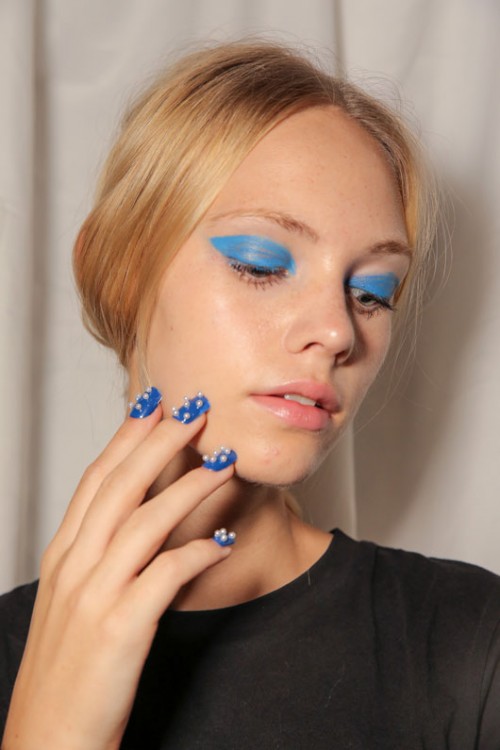 בגובה העיניים- לק