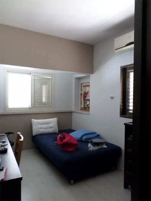 החדר של דור נקש לפני. צילום: יובל יוסף. צו 8 למעצבות, צוק איתן