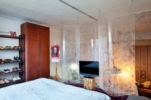 החלון היחיד בבית הוא חלון צר וגבוה הנמצא בחלל השינה, ולא ניתן היה לחסום אותו. משטח פרספקס מלוטש מצניע את חלל השינה ומאפשר בו פרטיות אך עדיין מאפשר לאור היום לעבור פנימה. צילום: בועז לביא