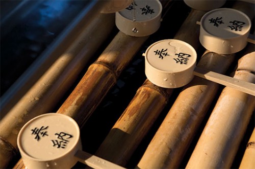 כלים לנטילת ידיים לטהרה באמצעות מים, בכניסה למקדש שינטו. צילום: עודד וגנשטיין