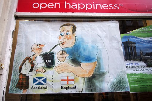 אדינבורו, קריקטורה של דיוויד קמרון שותה את הנפט הסקוטי במרמה. צילום: שאול אדר אדינבורו, קריקטורה של דיוויד קמרון שותה את הנפט הסקוטי במרמה. צילום: שאול אדר