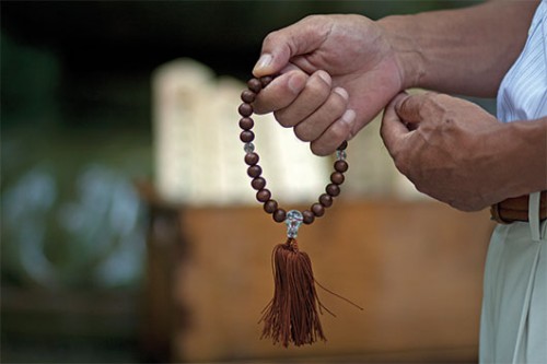 חרוזי תפילה בודהיסיטים (ג'וזו) בבית הקברות של קויה סאן. צילום: עודד וגנשטיין