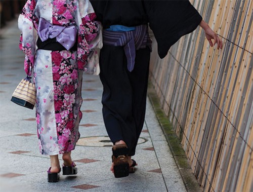זוג לבוש ביוקטת קיץ צבעונית, בזמן פסטיבל הגיון ברחובות קיוטו. צילום: עודד וגנשטיין