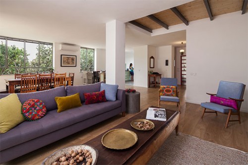 שילוב של רהיטים ישנים וחדשים ונגיעות צבע עליזות בחלל האירוח