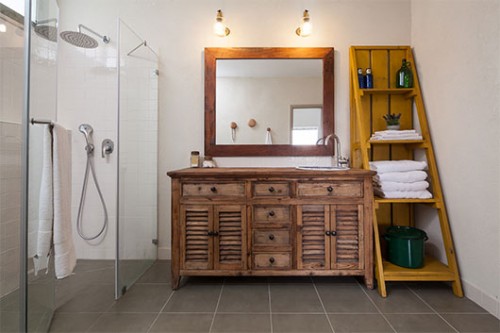 רהיטים מעץ גולמי מחוספס בחדר הרחצה של ההורים