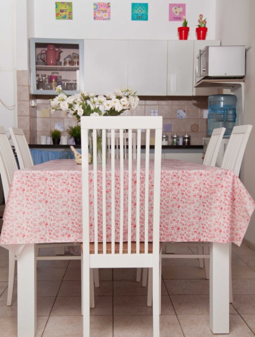 צו 8 למעצבות, חדר בבת ים. עיצוב: אודית לורן בלקין ואורנה מזור. צילום: שרית גופן