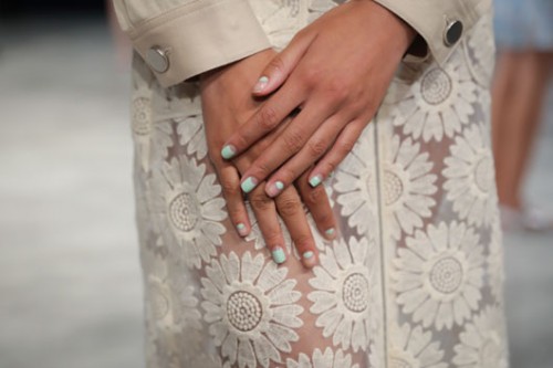 בגובה העיניים- לק