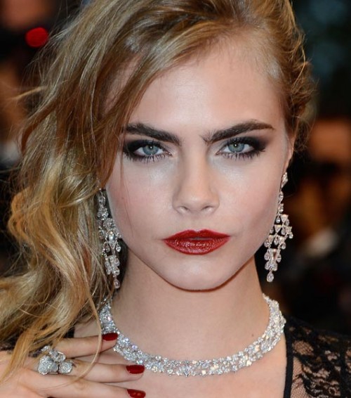 גבות עבות לא מתאימות לבעלות עיניים קרובות מאד. הדוגמנית קארה דלווין, צילום: Gettyimages