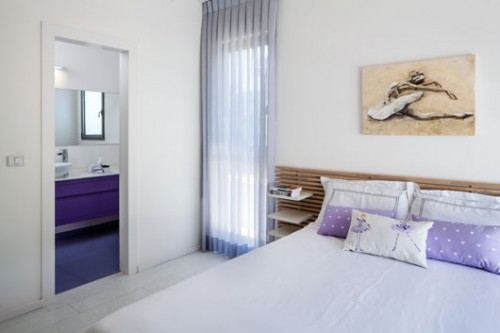 חדרה של הבת הצעירה, רקדנית בת 25, נבנה כסוויטה נפרדת בקומה העליונה ועוטר במוטיבים מעולם המחול