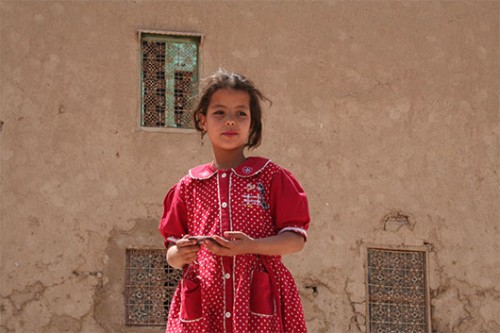 ילדה על רקע קירות הבוץ של הקסבה בריסאני. צילום: דודו בן-צור