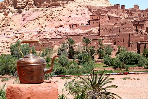 קומקום תה מסורתי וברקע קסבת איט בין אדו. צילום: דודו בן-צור