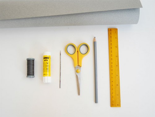 חומרים וכלי עבודה: דף נייר, מספריים, סרגל, עיפרון, מחט, חוט, דבק לנייר חומרים וכלי עבודה: דף נייר, מספריים, סרגל, עיפרון, מחט, חוט, דבק לנייר