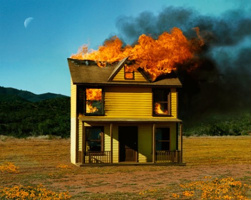 Alex Prager "16:01, סאן ואלי", 2012, תצלום צבע, הזרקת פיגמנט על נייר ארכיוני. באדיבות אוסף יגאל אהובי לאמנות