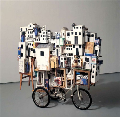 פיליפ רנצר' "העגלה הגדולה", 2001, תלת אופן, קרטון, עץ, נייר, מתכת, 53X231X204 ס"מ. אוסף רחל ודב גוטסמן, תל אביב. צילום: עודד לבל פיליפ רנצר' "העגלה הגדולה", 2001, תלת אופן, קרטון, עץ, נייר, מתכת, 53X231X204 ס"מ. אוסף רחל ודב גוטסמן, תל אביב. צילום: עודד לבל