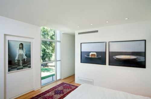 צמד תצלומים של רובי לייבוביץ' ותצלום של אנג'ליקה שר נתלו בחדר השינה של ההורים. צילום: בועז לביא