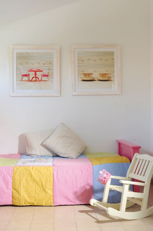 שני תצלומים של נעמה פניכל ובהם אובייקטים על רקע טפט שעיצבה האמנית נתלו בחדרן של שתי אחיות. צילום: סוזי לוינזון