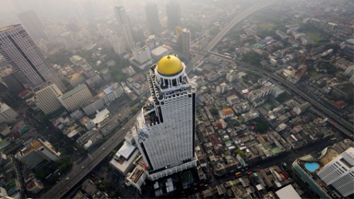 הנוף האורבני המרשים הנשקף מהסקיי בר. צילום: Tower Club at lebua, Bangkok