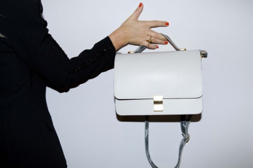 צילום: ז'אן כהן | תיק: הילה טולדנו | טבעת: קרן וולף