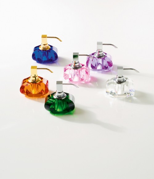 בקבוקי בושם מקריסטל של המותג Walther De'cor. להשיג בחזי בנק