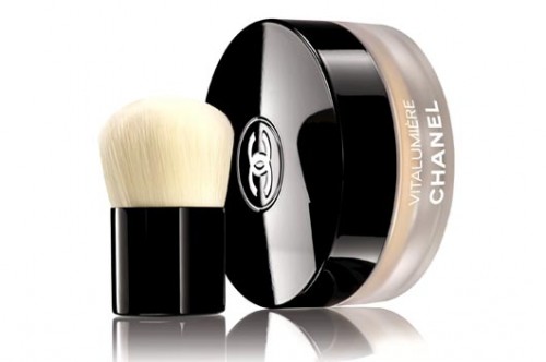 פודרה בתפוזרת עם מברשת קבוקי של שאנל