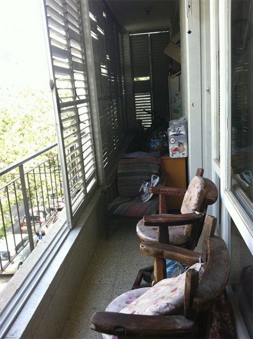 אחת המרפסות בדירה לפני השיפוץ