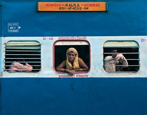 ניו דלהי. את הצילום הזה צילמתי כשאני עומד על הרציף והרכבת חולפת במהירות על פניי. שתי רכבות שחלפו קודם לכן אפשרו לי לתכנן את הקומפוזיציה ואת מהירות התריס הדרושות ללכידת הרכבת השלישית. צילום: עודד וגנשטיין 