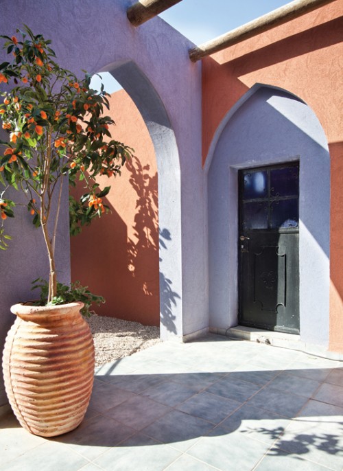מרפסת הכניסה לבית מעוצבת כפטיו מרוקאי